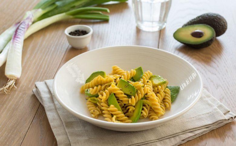 Fusilli  alla carbonara com abacate