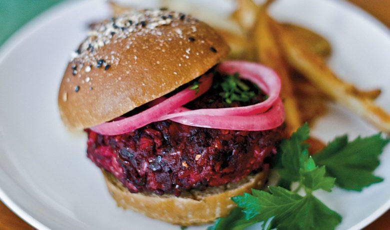 Hambúrguer vegano de beterraba e arroz integral