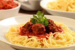 Espaguete com almôndega ao molho de tomate