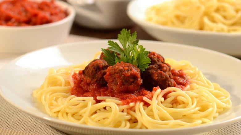 Espaguete com almôndega ao molho de tomate