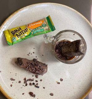 Ganache de tahine com cacau, nibs e bananada