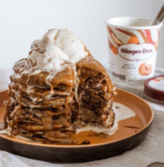 Panqueca de coco com chocolate e doce de leite