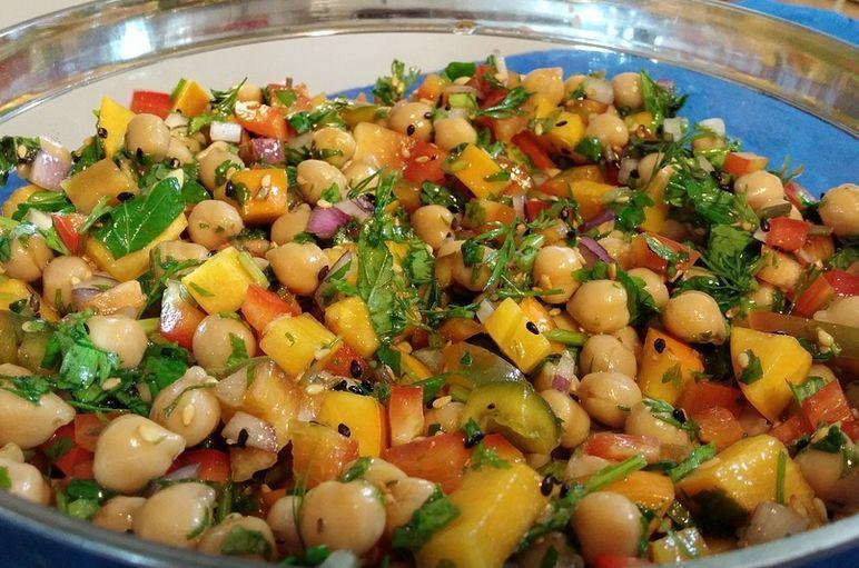 Salada leve de grão de bico