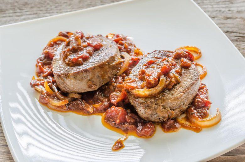 Bife com molho de tomate