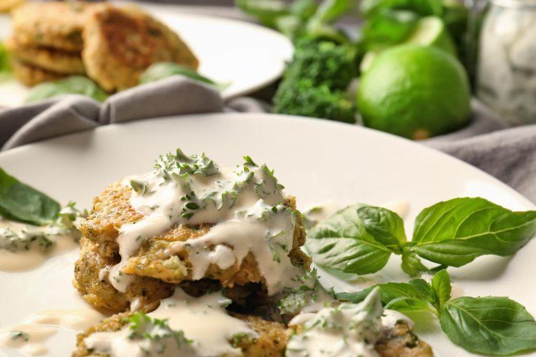 Panqueca integral de queijo com brócolis e cenoura