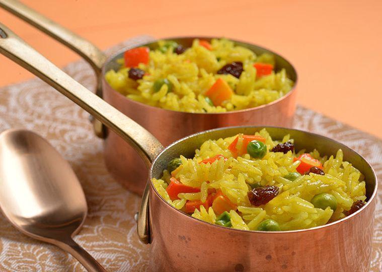Arroz colorido com curry e vegetais