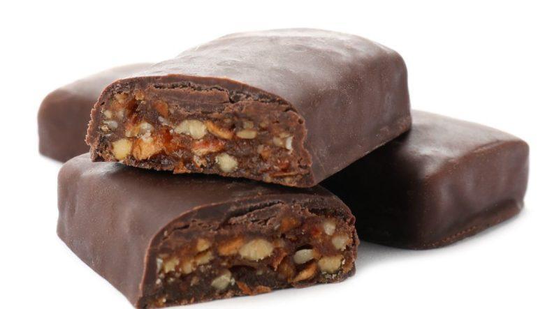 Barrinha de cereal com cobertura de chocolate