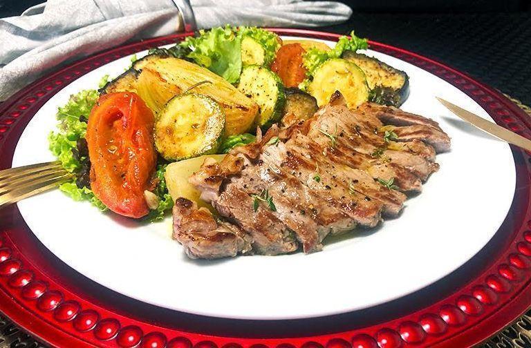 Bife de chorizo marinado com vegetais assados