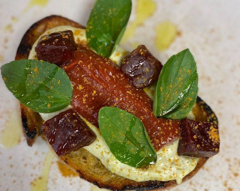 Bruschetta de cream cheese de castanha e inhame com manjericão e goiabada