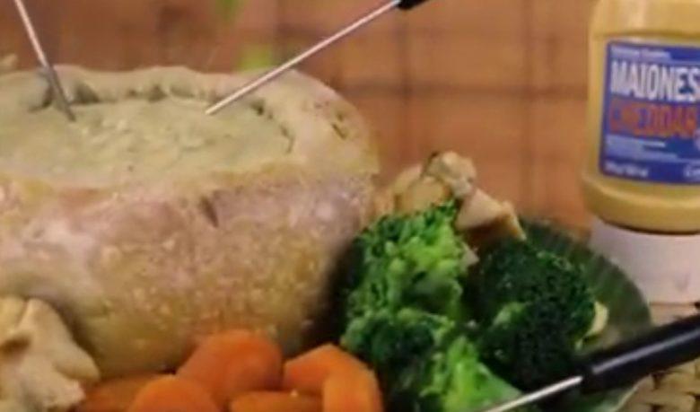Fondue no pão italiano com maionese cheddar