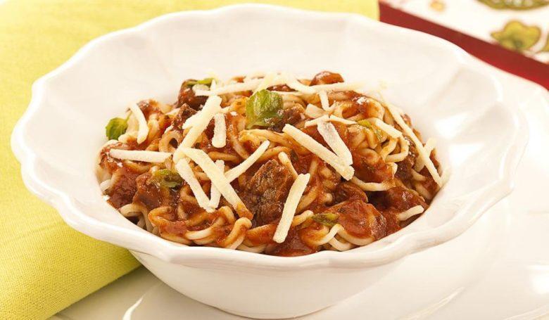 Nissin Lámen com carne refogada e molho de tomate