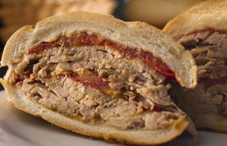 Sanduíche de pernil artesanal com molho especial 