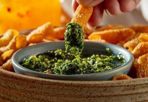 Petisco de macarrão com molho pesto de manjericão e gergelim