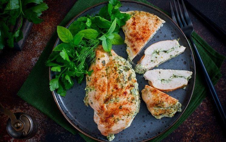 Rolê de frango com ricota e espinafre