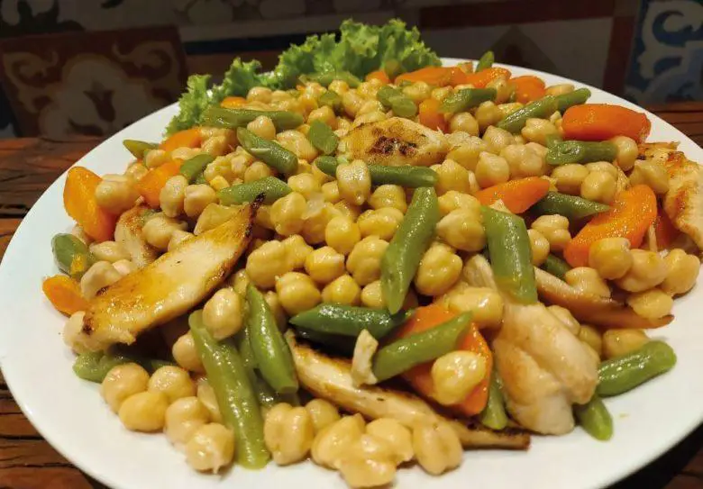 Salada de grão de bico com legumes e frango