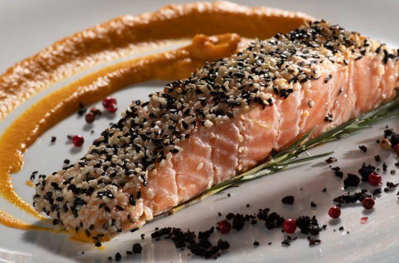 Salmão grelhado com purê de cenoura