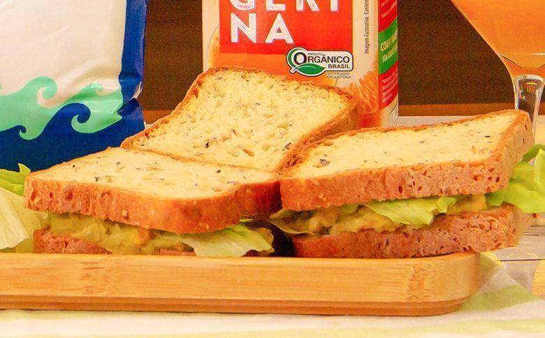 Sanduíche natural de grão-de-bico com maionese de abacate
