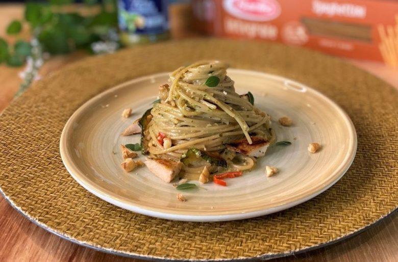 Spaghettini integrale com pesto, frango e abobrinha