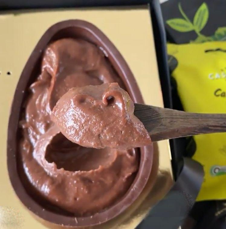 Brigadeiro de colher no ovo de chocolate