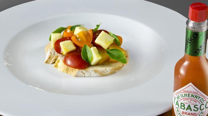 Bruschetta caprese com tabasco
