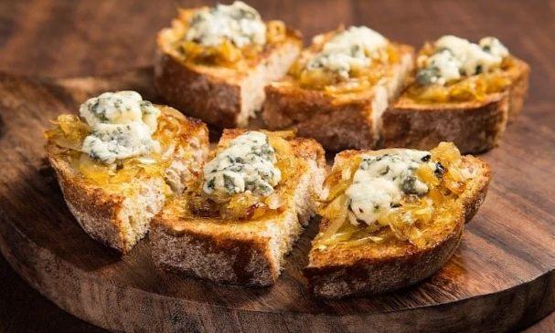 Bruschetta de cebola caramelizada e gorgonzola