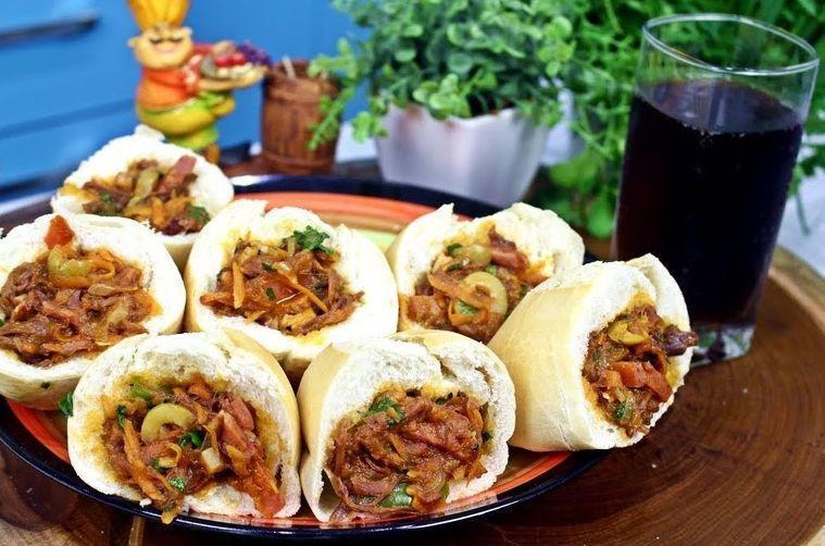 Lanche de carne maluca no pão francês
