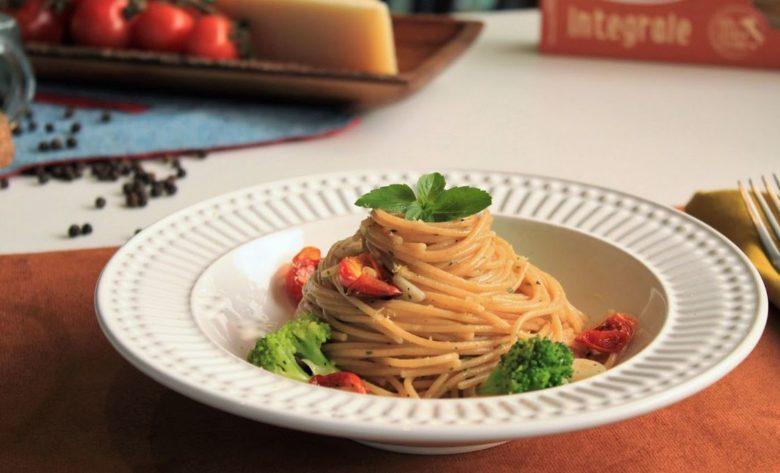 Spaghettini com tomatinho, brócolis e limão siciliano 