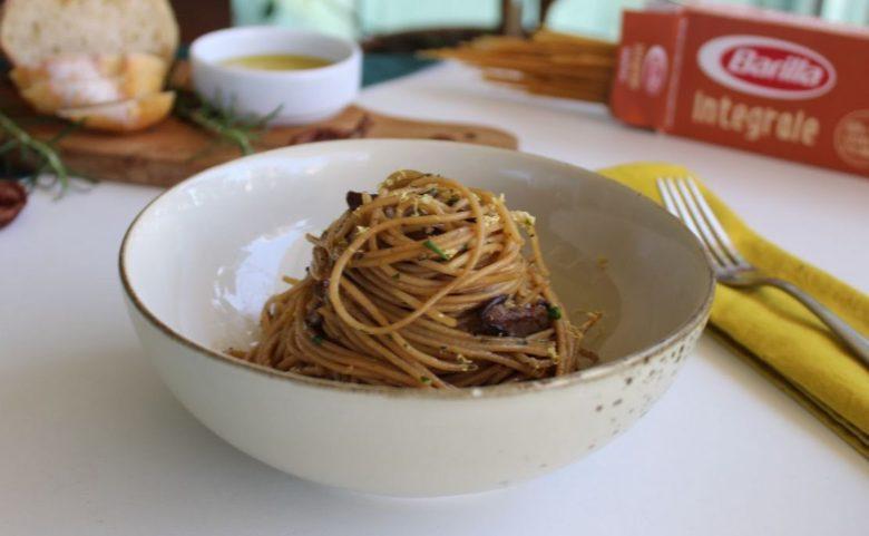 Spaghettini com cogumelo salteado, alho-poró e limão siciliano 