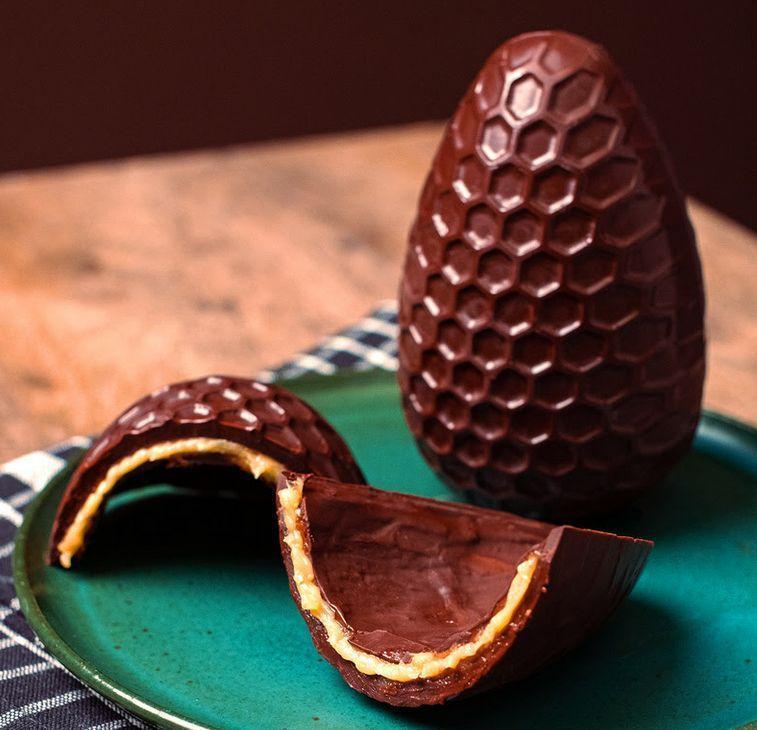 Ovo recheado de brigadeiro de mel