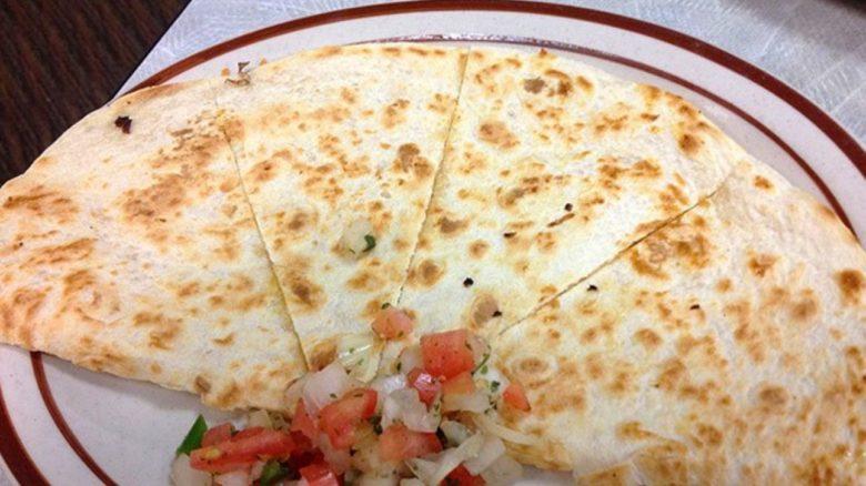 Quesadilla de queijo, alface e tomate