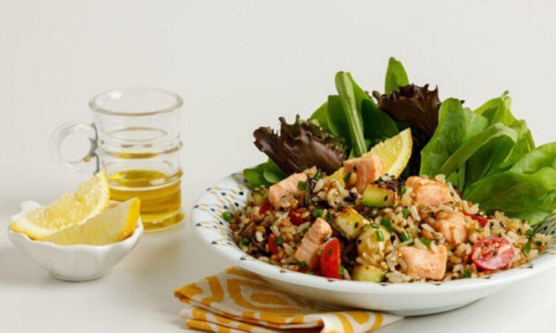 Salada de grãos com salmão