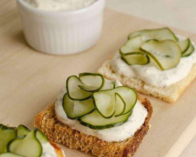 Tostata com sour cream defumado e sunomono