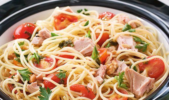Espaguete com tomate cereja e atum