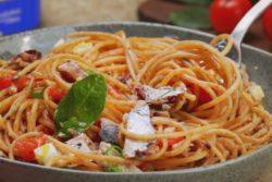 Espaguete com sardinha e tomate