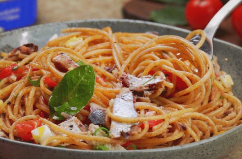 Espaguete com sardinha e tomate