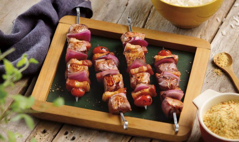 Espetinho de alcatra suína temperada com bacon