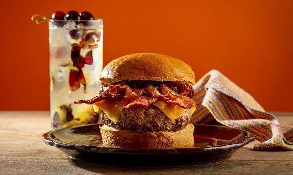 Hambúrguer com bacon crocante