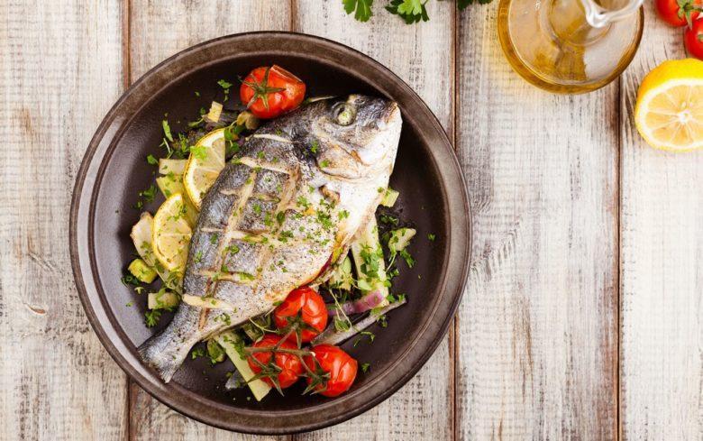 Peixe assado ao molho de limão