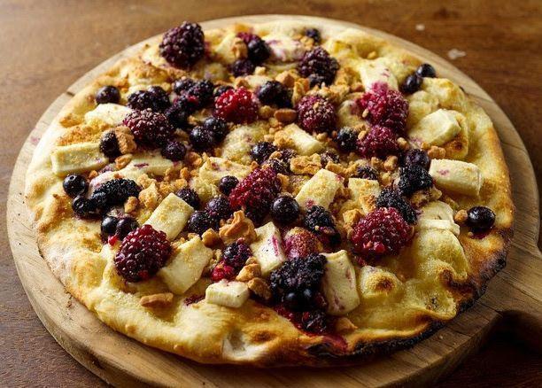 Pizza doce de brie e chocolate branco com frutas vermelhas 