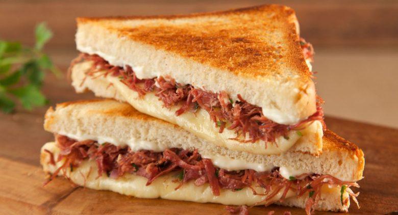 Sanduíche de carne-seca com requeijão