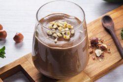 Vegan smoothie de chocolate com avelã