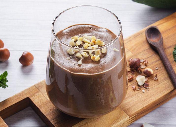 Vegan smoothie de chocolate com avelã