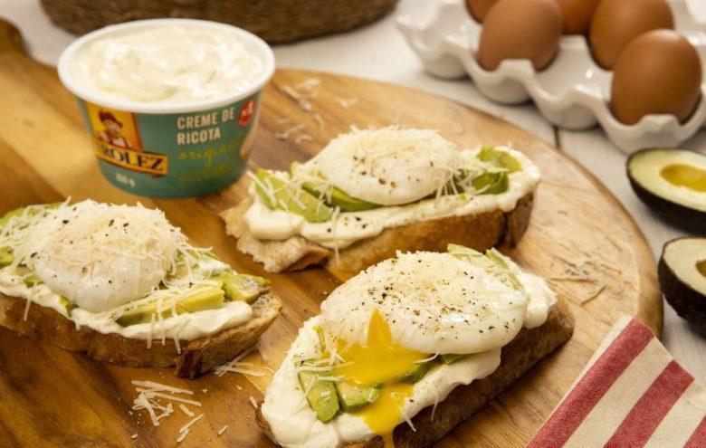 Toast de creme de ricota com avocado e ovo poche