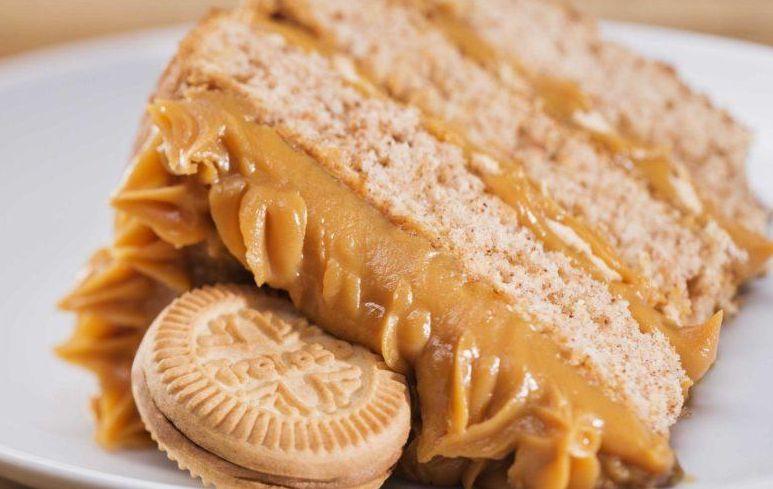 300 g Biscoito Treloso recheado de doce de leite 1kg Farinha de trigo sem fermento 8 Ovos 2 xícaras óleo de soja 2 xícaras leite 600g açúcar pitada Sal 24g fermento para bolo 35g canela em pó 2,5kg doce de leite 3 Mini churros para decorar 50g Margarina Namesa  Modo de preparo: - No liquidificador, coloque leite, os ovos, o óleo, a canela e o açúcar. - Em uma tigela, coloque o trigo e misture com o conteúdo do liquidificador. Acrescente o fermento e a pitada de sal. - Unte três formas de 28cm com margarina e trigo. Disponha a massa nas formas e leve ao forno pré-aquecido por cerca de 30 minutos. - Retire do forno e espere esfriar para montar. - Para montagem: coloque o doce de leite e o biscoito Treloso recheado de doce de leite quebradinho em uma camada de bolo. Sobreponha o recheio com outra camada de bolo. Cubra com doce de leite e o biscoito Treloso recheado de doce de leite. Coloque o último bolo. - Com a ajuda de um bico de confeiteiro pitanga, aplique o doce de leite no topo. Decore com biscoito Treloso recheado de doce de leite e mini churros e sirva.