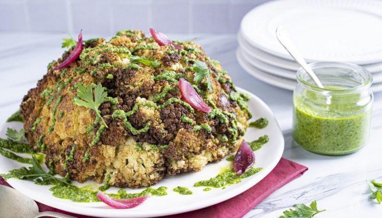 Couve-flor assada com pesto de salsa