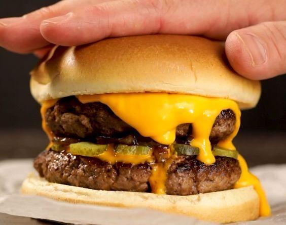 Double cheeseburger com cheddar