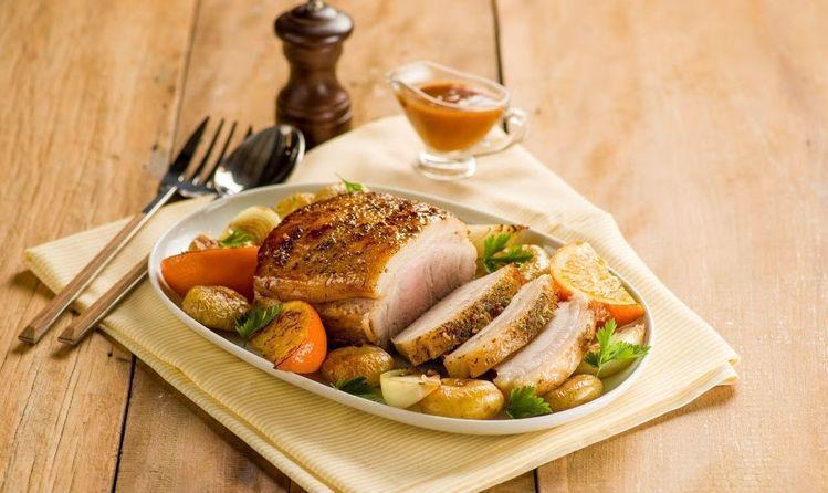 Pernil suíno com molho de laranja e batatas ao murro