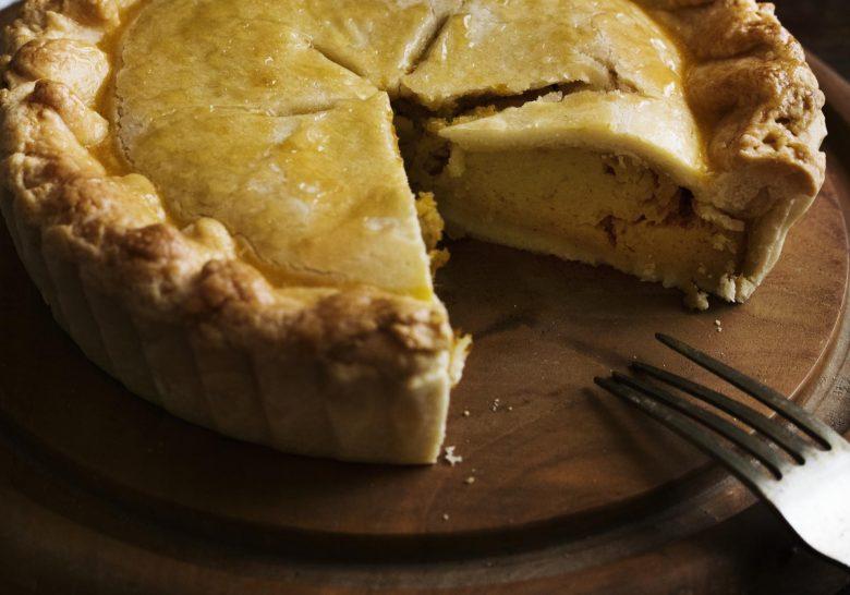 Torta folhada de frango com grão de bico