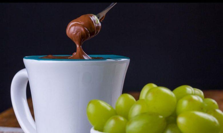 Fondue de chocolate com uvas 