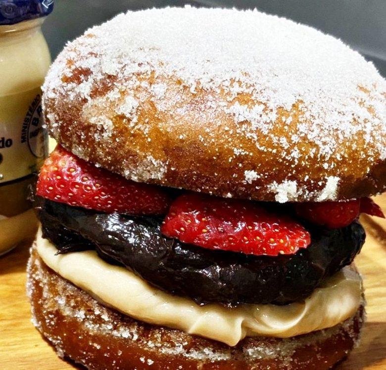 Hambúrguer de chocolate com creme de doce de leite  